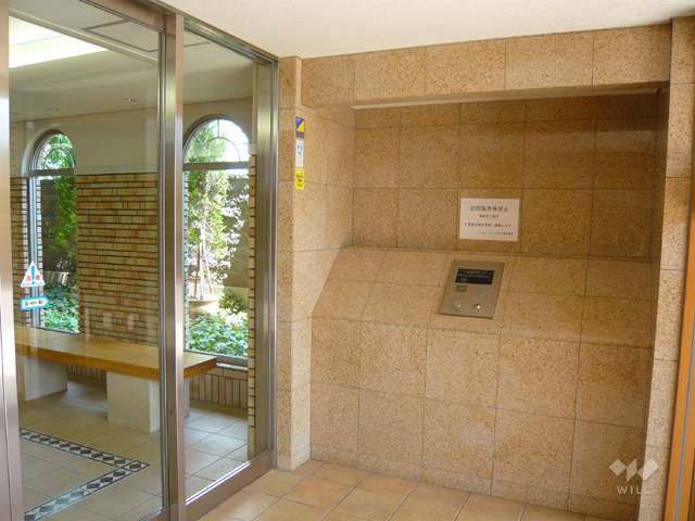 エントランスはオートロック付きです。