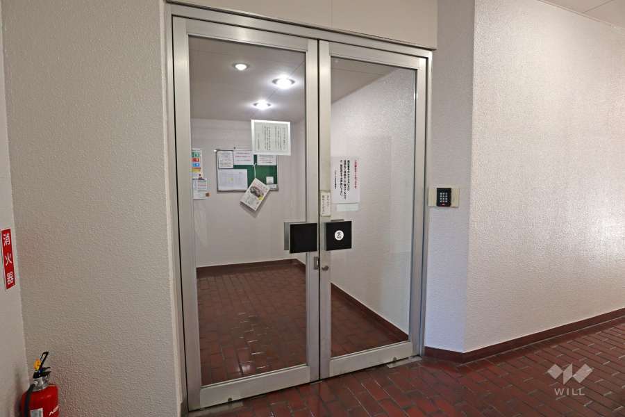 エントランスはオートロック付きです。