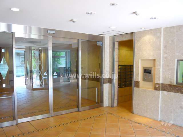 エントランスはオートロック付きです。