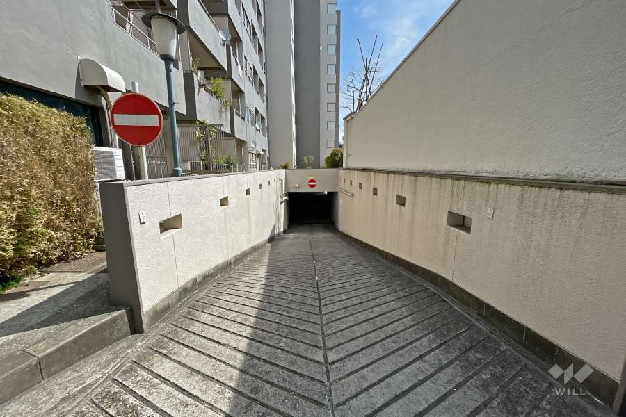 敷地内駐車場（地下）の出口