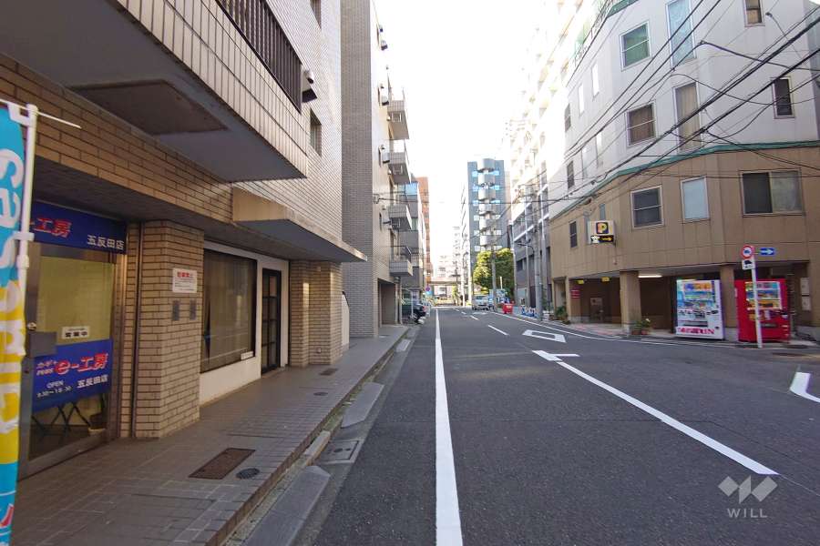 敷地北東側の前面道路（南東側から）