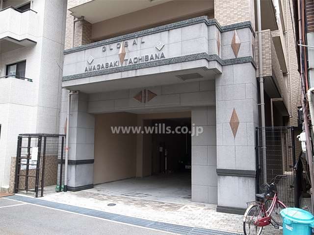 西側のバス通りに面した駐車場入り口