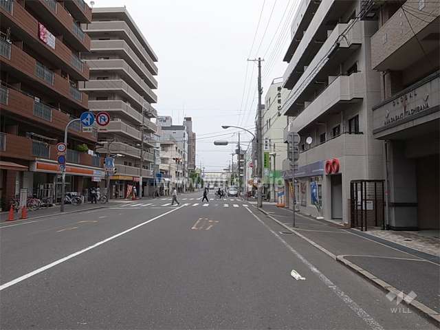 敷地西側の前面道路は、二車線のバス通りです。
