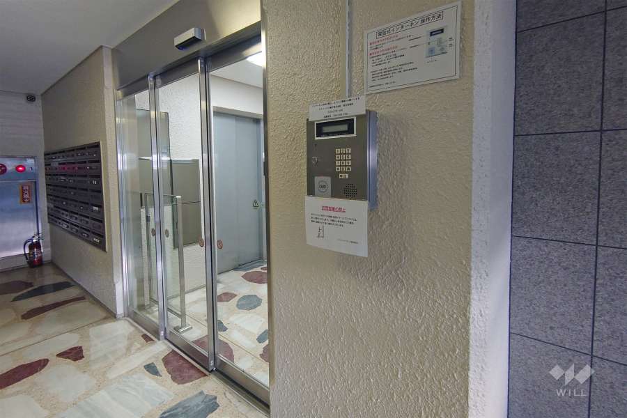 エントランスはオートロック付きです。
