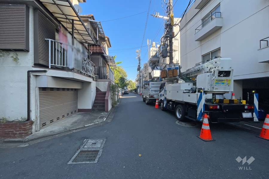 敷地北側の前面道路（西側から）