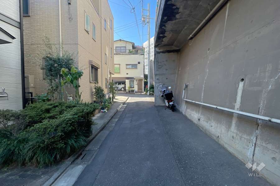 敷地南側の前面道路（東側から）