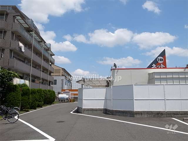 敷地南側には店舗があります。