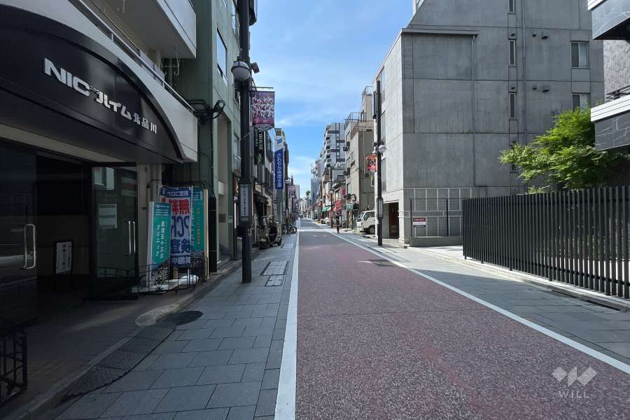 敷地南西側の前面道路（南東側から）