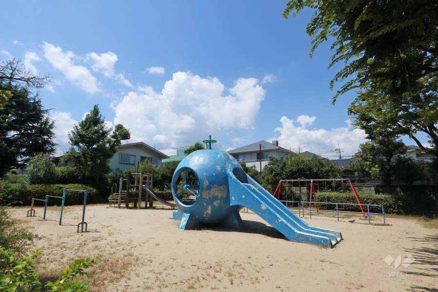 敷地の西側向かいの『武庫之荘公園』