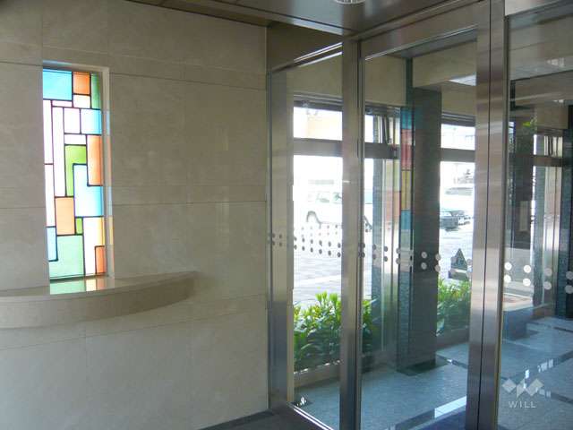 エントランスホール（ステンドグラスが印象的です）
