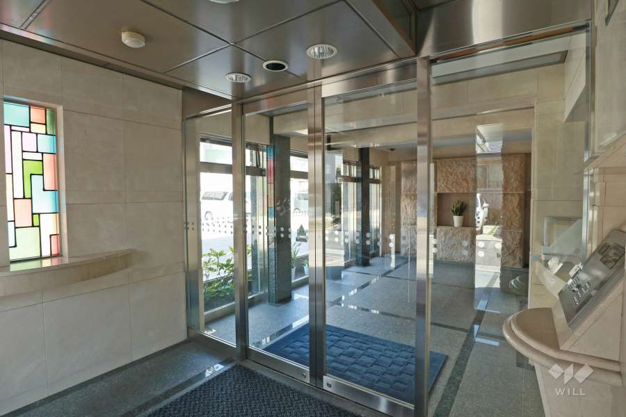 エントランスはオートロック付きです。