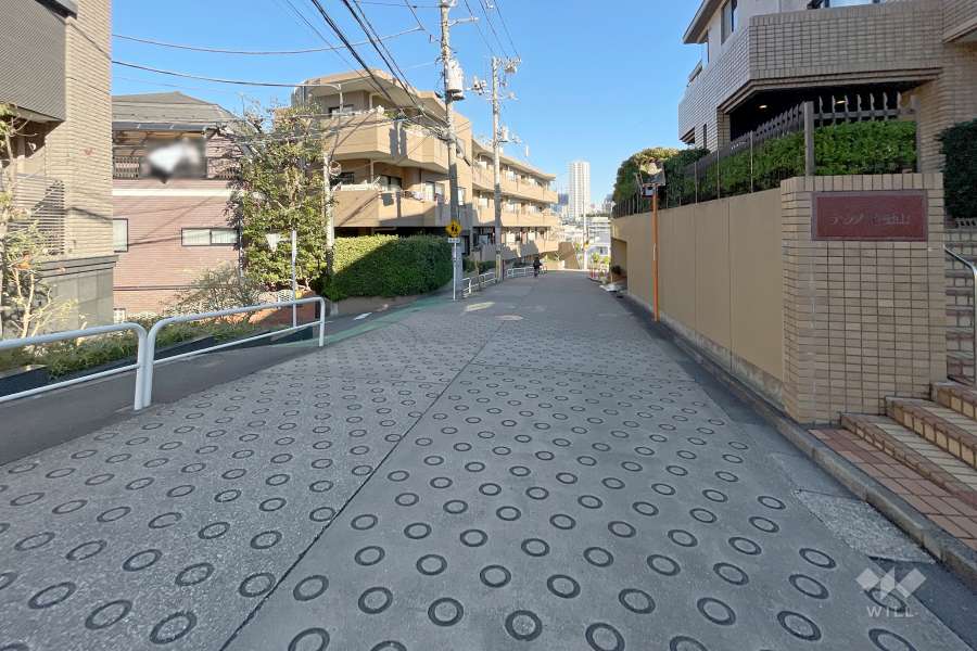 敷地北側の前面道路
