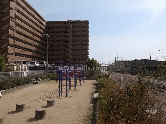 敷地の西側にはJR福知山線が走っています。