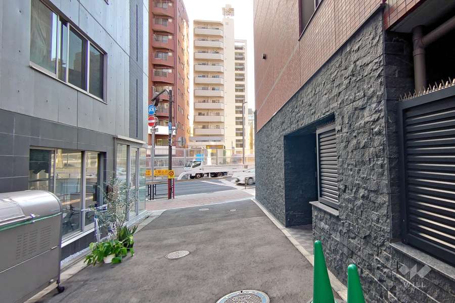 敷地南側の前面道路（東側から）