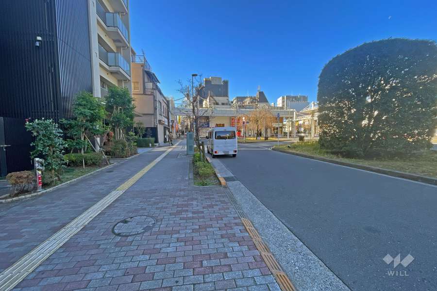 敷地の北西側前面道路は駅前ロータリーです（北東側から）。