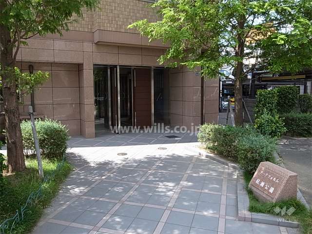 木々に囲まれたエントランス（オートロック付き）