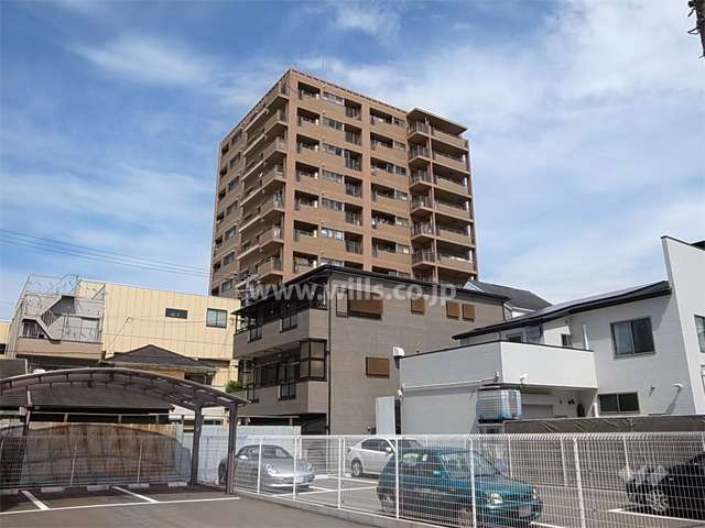 アークフォルム杭瀬公園の外観（南東側から）　周辺はマンションと一戸建てが混在し、近くに商店街もあります。