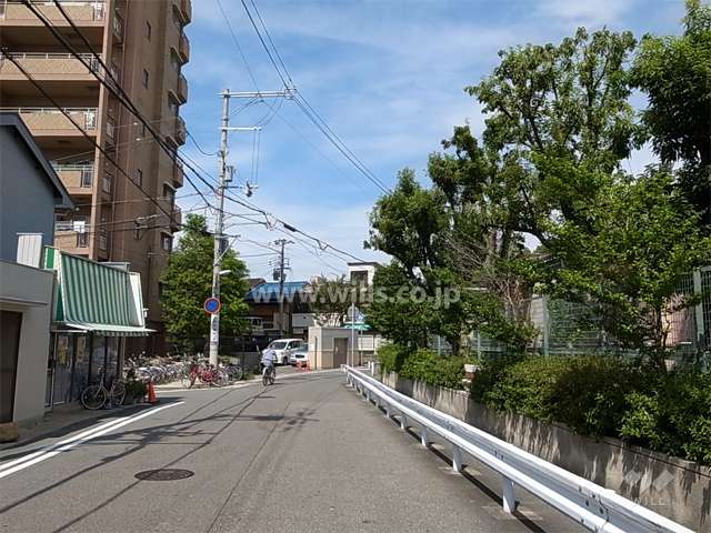 敷地北側の前面道路。道を挟んで『杭瀬小学校』があります。