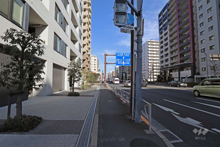 リビオレゾン戸越の東側前面道路は国道1号線です（南側から）。