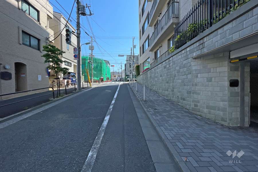 敷地の北東側の前面道路（北西側から）