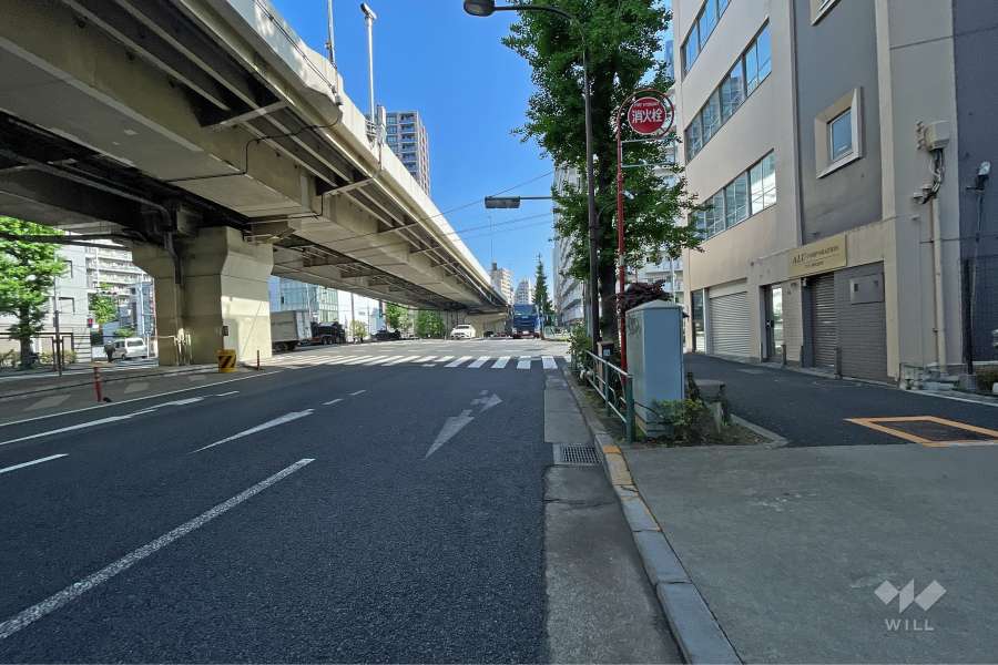 敷地西側の前面道路（南側から）