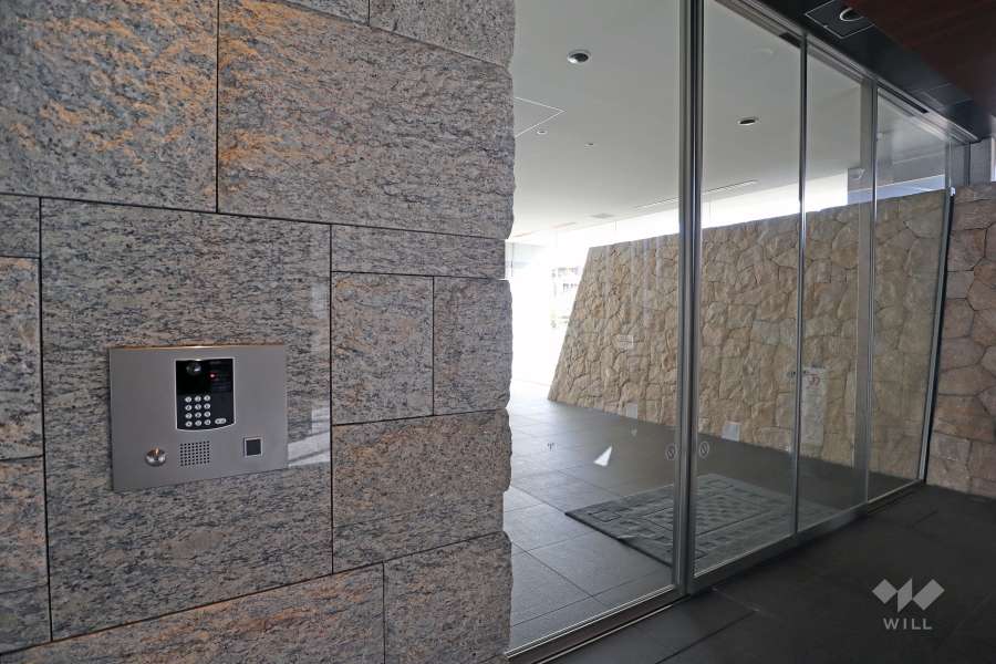 エントランスはオートロック付きです。