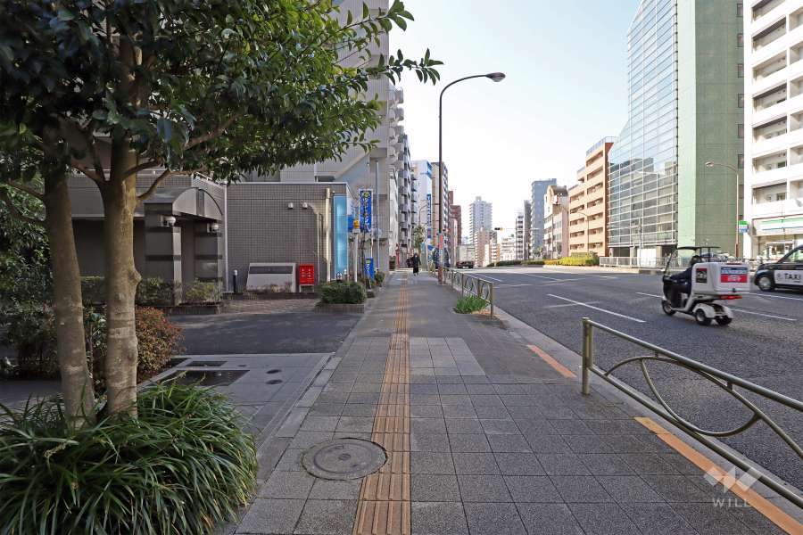 敷地北西側前面道路は国道1号線・桜田通りです（南西側から）。