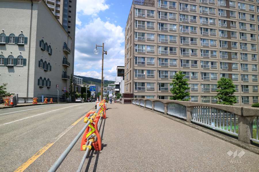 敷地西側の前面道路。県道16号明石神戸宝塚線です。