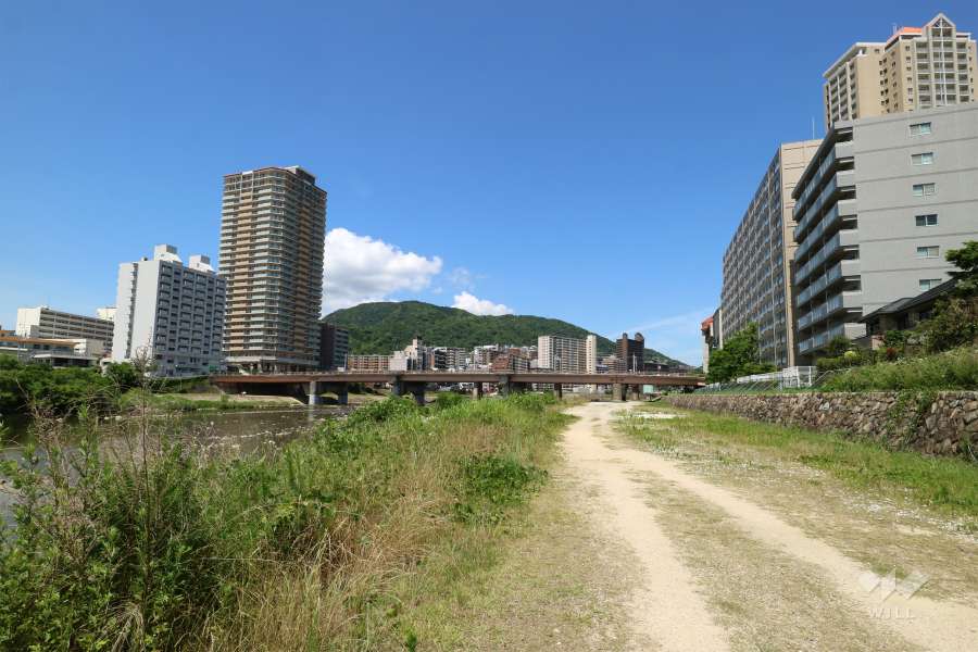 敷地南側には武庫川が流れています。
