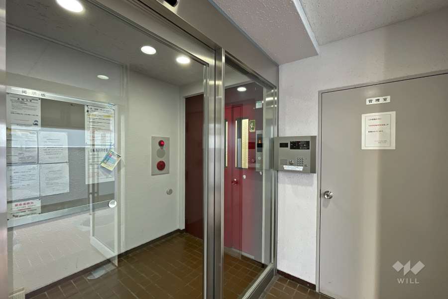 エントランスはオートロック付きです。