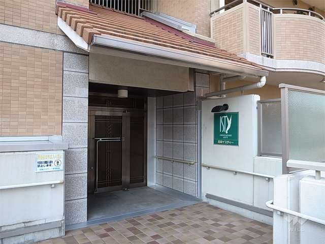 駅から続くデッキの直結された3階にあるサブエントランス（オートロック付き）