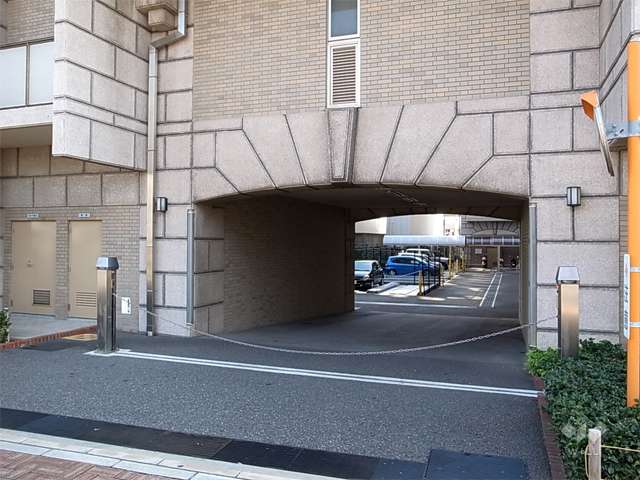 駐車場入口（ロボットゲート付き）