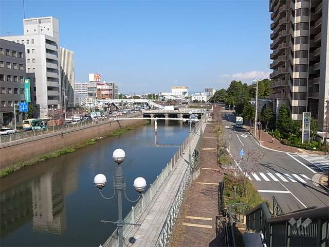 敷地の西側には庄下川が流れており、川沿いは遊歩道が整備されています。