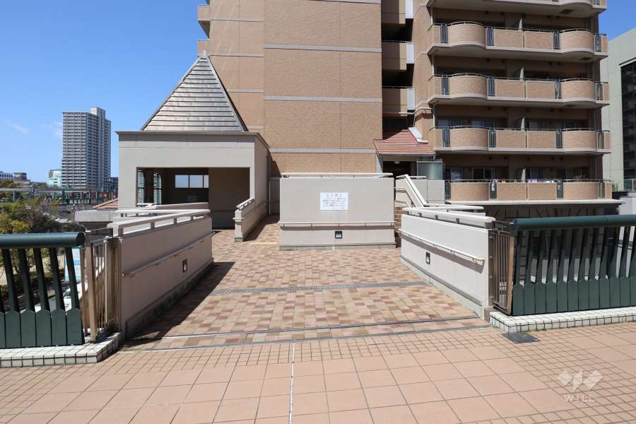 駅直結のサブエントランスアプローチ