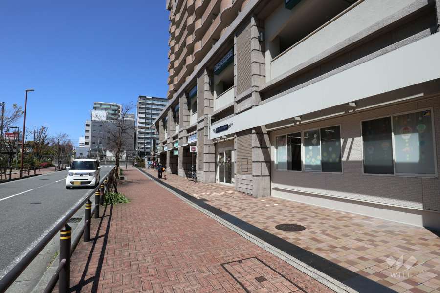 建物の1階2階部分は店舗です。