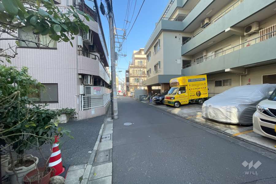 敷地北側の前面道路（西側から）