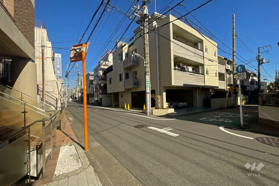 敷地東側の前面道路（南側から）