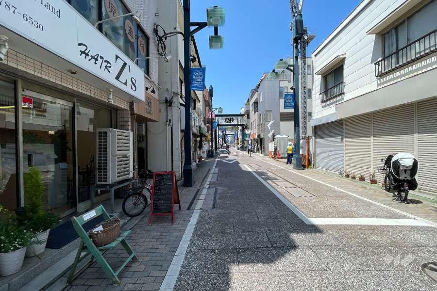 敷地北側の前面道路（東側から）