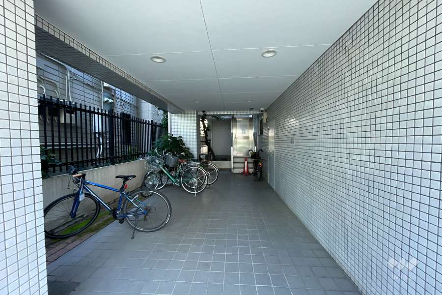 屋内に設けられた駐輪場