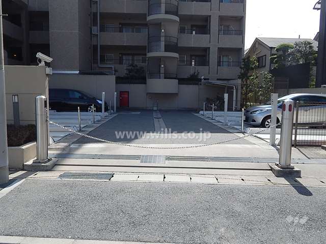 駐車場出入り口（ロボットゲート付き）
