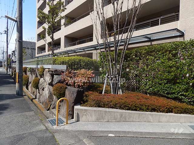 敷地の周囲には植栽スペースが設けられています。