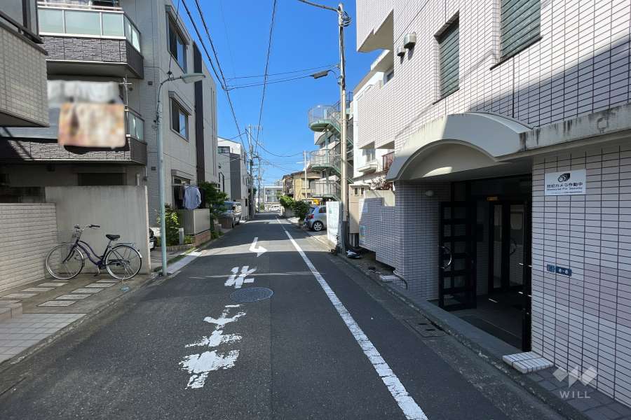 敷地西側の前面道路（南側から）