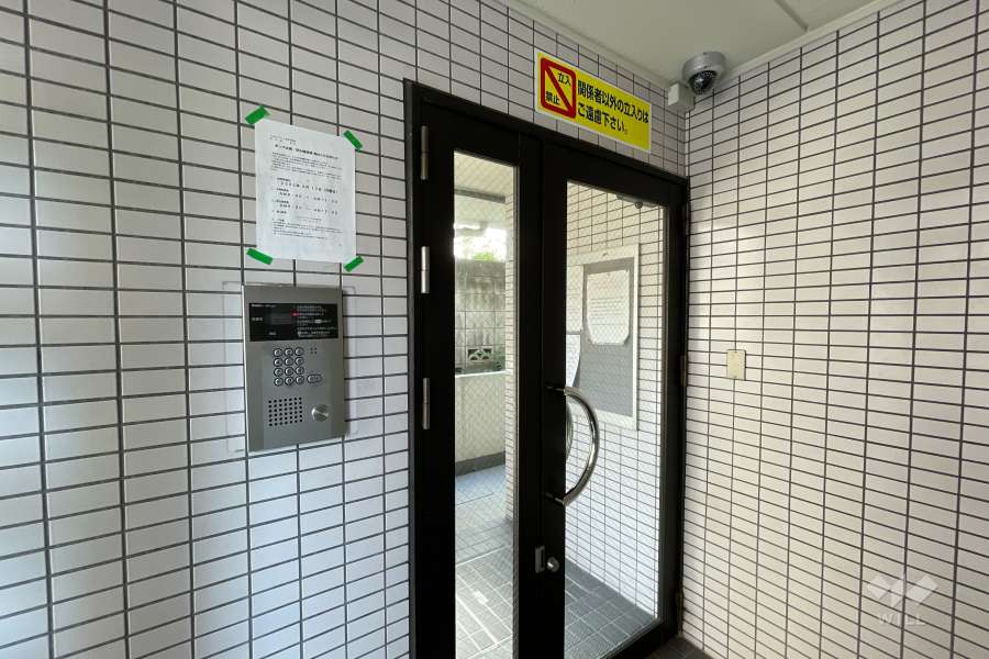 エントランスはオートロック付きです。