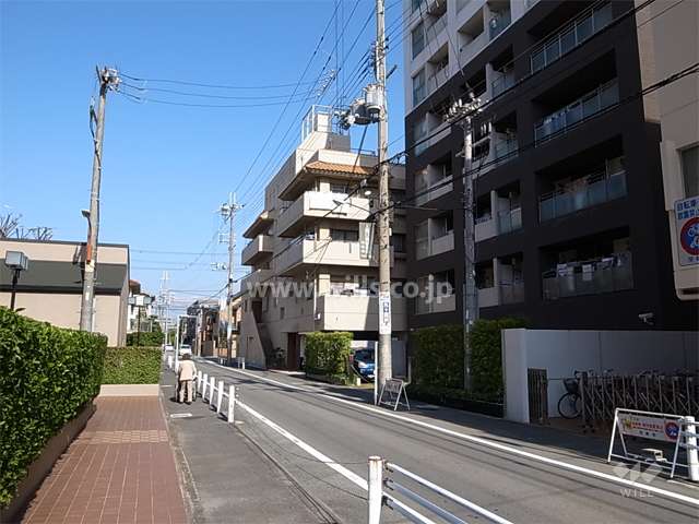 敷地西側の前面道路