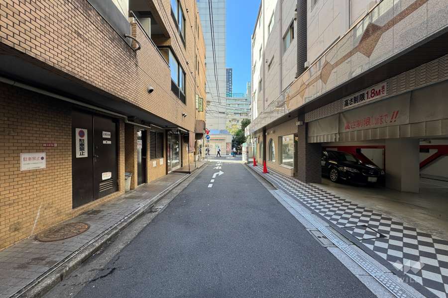 敷地西側の前面道路