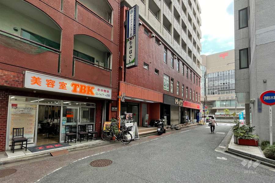 敷地西側の前面道路