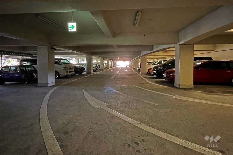 敷地東側の前面道路（南側から）