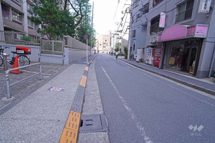敷地東側の前面道路
