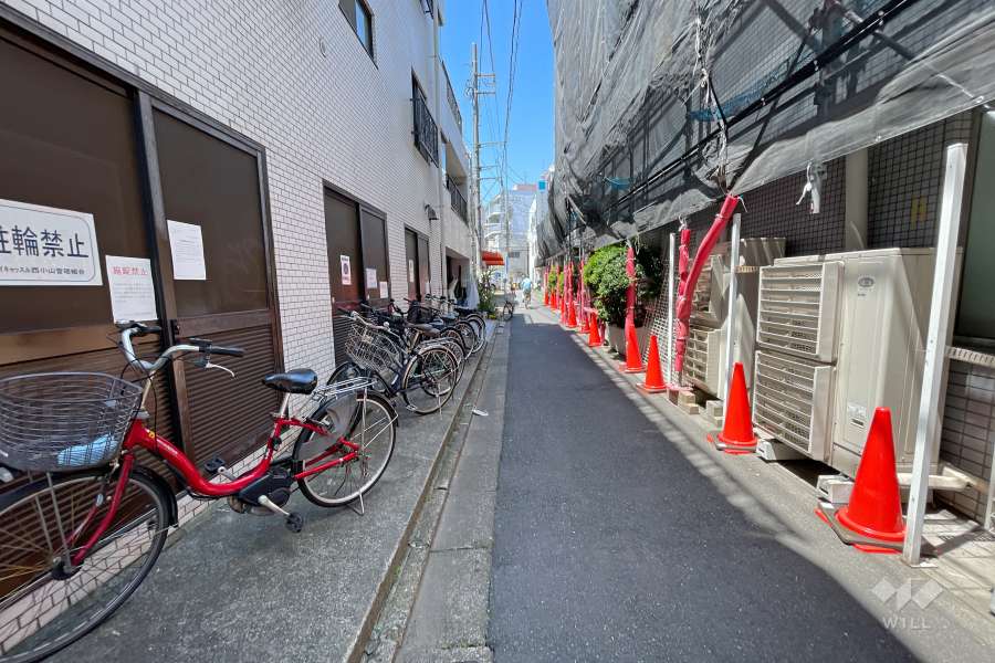 敷地東側の前面道路(南側から）
