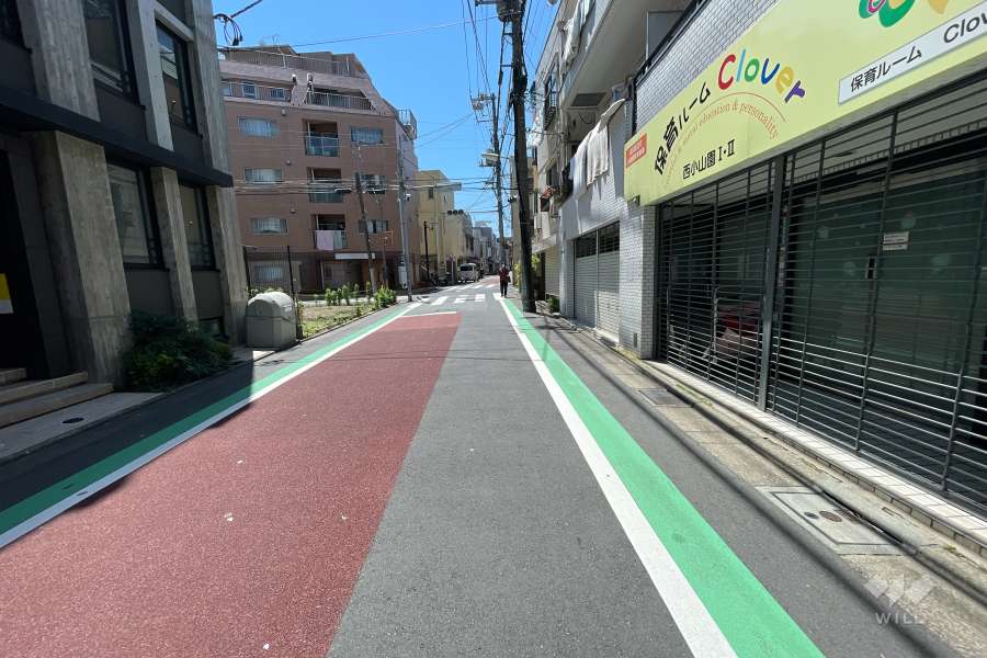 敷地南側の前面道路（東側から）